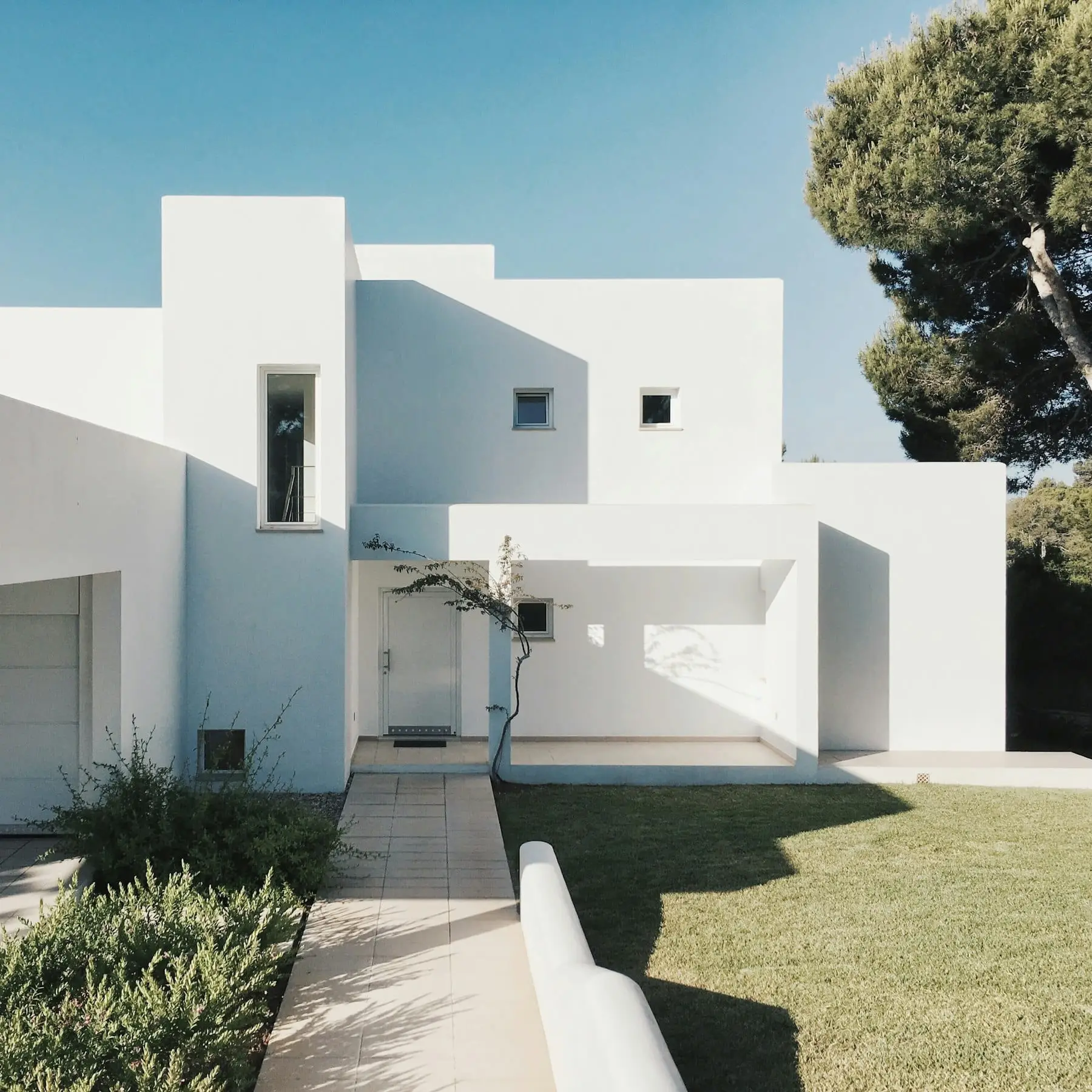 Modern coastal architecture courtyard with climate-adapted landscape design