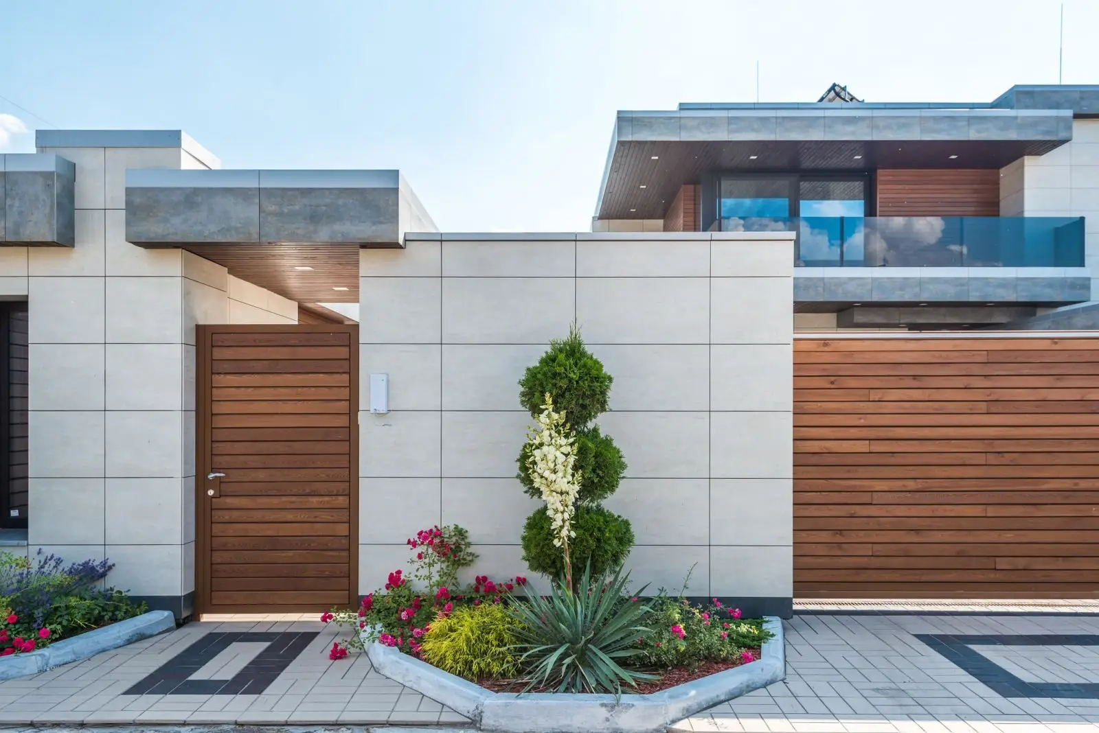 Premium Sustainable Materials for the South Florida Climate - 1 Premium sustainable materials on a contemporary South Florida home exterior with wood-look facade