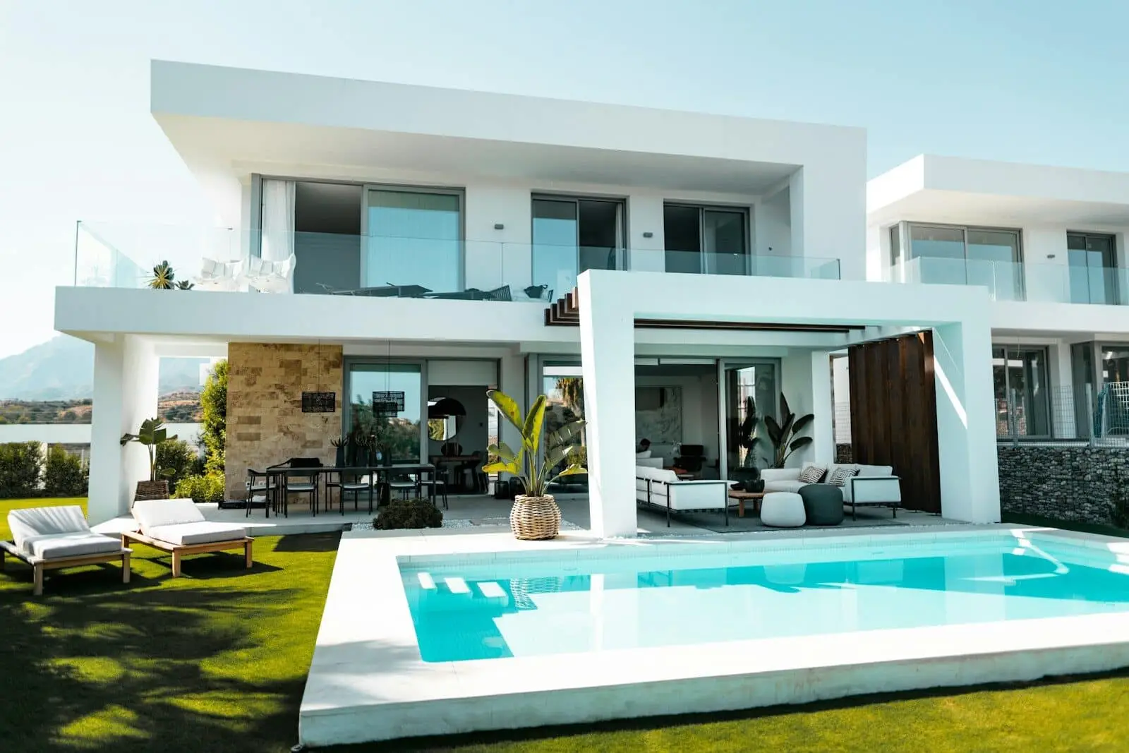 Luxury Real Estate and Construction Market Outlook for South Florida - 1 Construction market outlook subject: modern luxury architecture in South Florida
